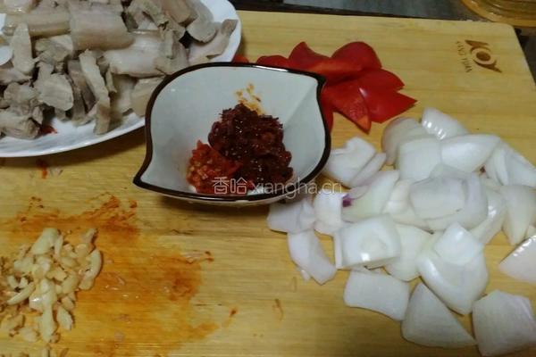 洋葱炒回锅肉的做法图解2