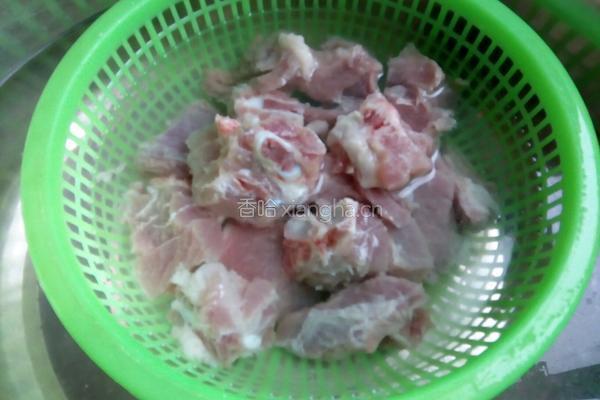 玉米胡萝卜排骨汤的做法图解1
