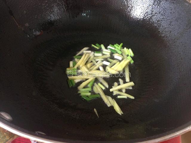 干锅放少许玉米油，倒入姜丝，葱头炒香