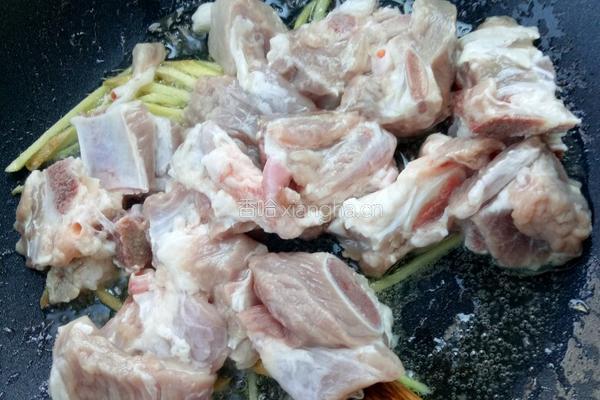 排骨莲藕汤的做法图解3