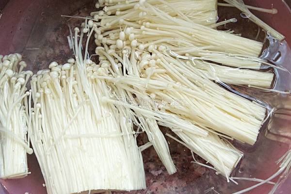 金针菇炒肉丝的做法图解1