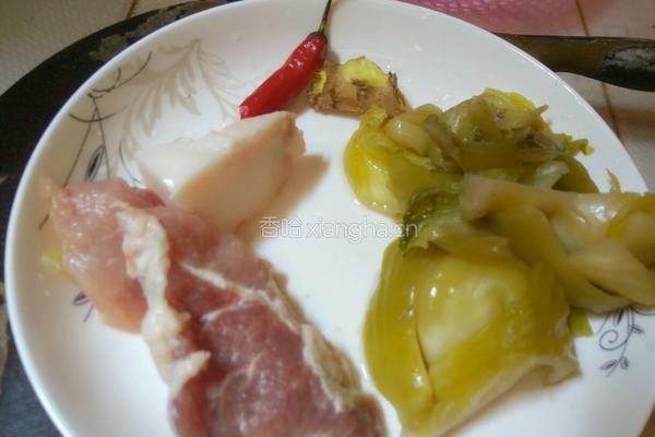 酸菜炒肉丝的做法图解1