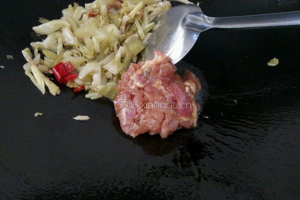 酸菜炒肉丝的做法图解7