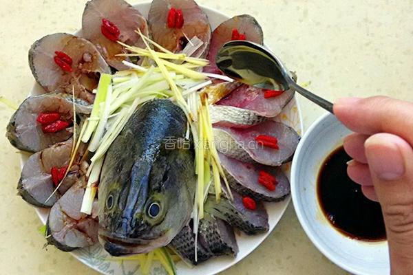 孔雀开屏鲈鱼的做法图解3