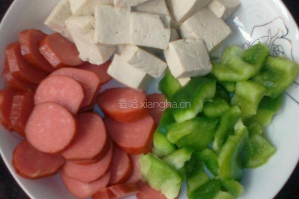 香肠炒豆腐的做法图解1
