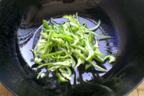 青椒炒鱿鱼的做法图解4
