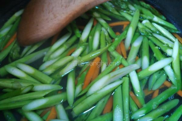 海鲜菇扒芦笋的做法图解4