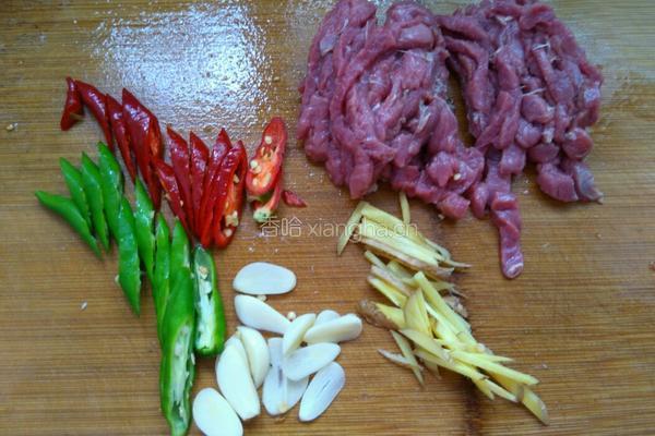 红萝卜丝炒牛肉丝的做法图解2