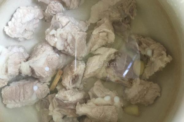 白萝卜豆腐排骨汤的做法图解2