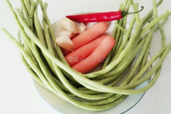 豆角炒香肠的做法图解1