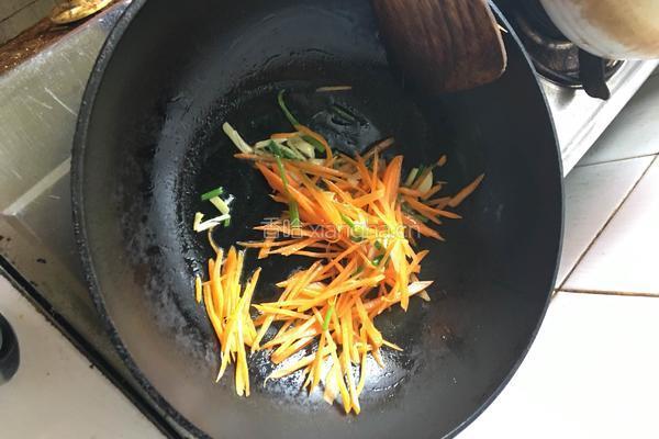 胡萝卜炒香芹的做法图解5