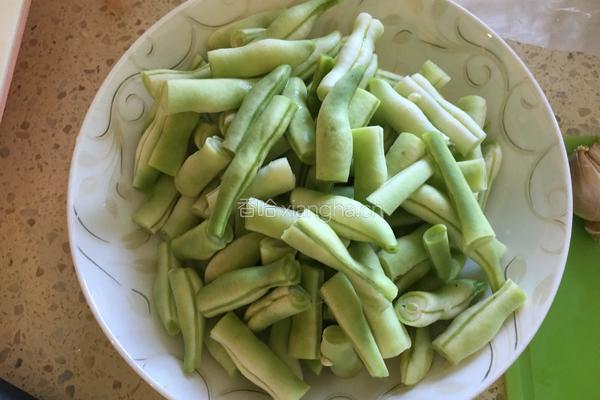 猪肉炒豆角的做法图解1