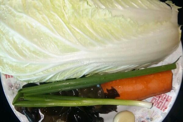 白菜猪肉炒木耳的做法图解1