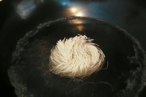 蛋炒粉的做法图解2