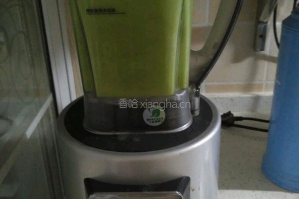 鲜榨黄瓜汁的做法图解3
