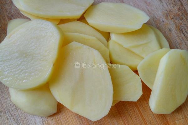 腊肉蒸土豆的做法图解2