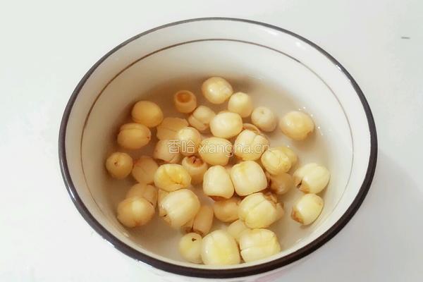 小肠莲子汤的做法图解1