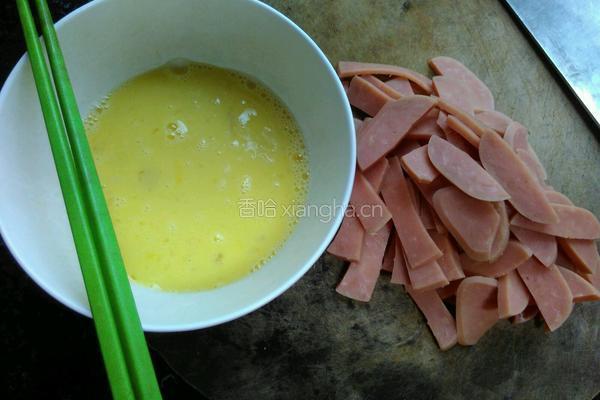 鸡蛋炒火腿肠的做法图解2