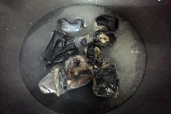 枸杞红枣乌鸡汤的做法图解1