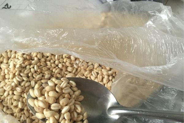 黑芝麻核桃黑豆糊的做法图解2