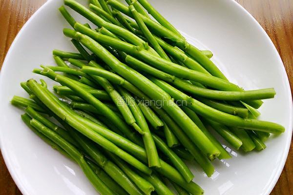 炒空心菜梗的做法图解2