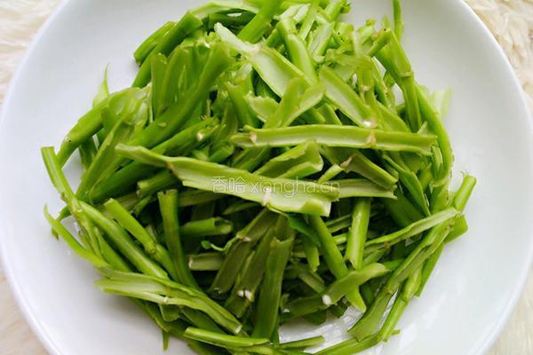 炒空心菜梗的做法图解3
