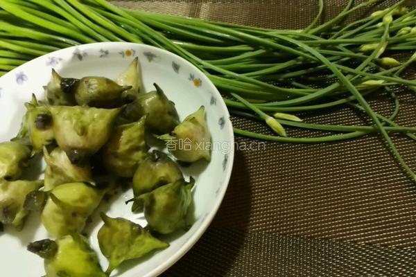 韭菜花炒青菱的做法图解1
