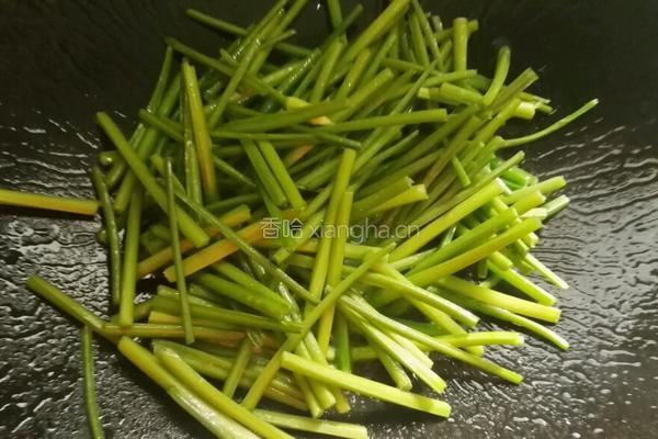 韭菜花炒青菱的做法图解7