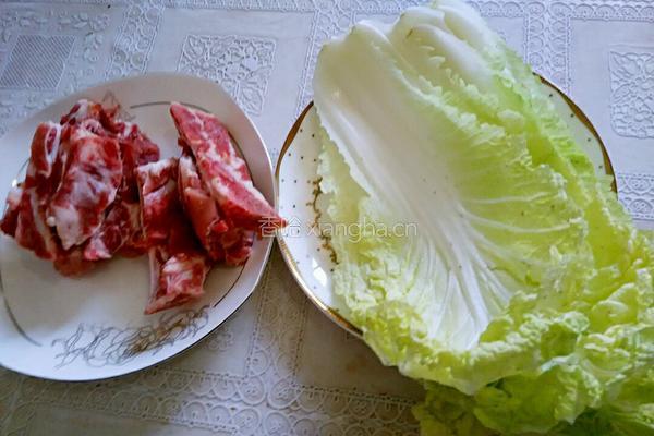 排骨炖白菜的做法图解1