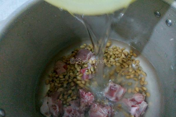 苦瓜黄豆排骨汤的做法图解2