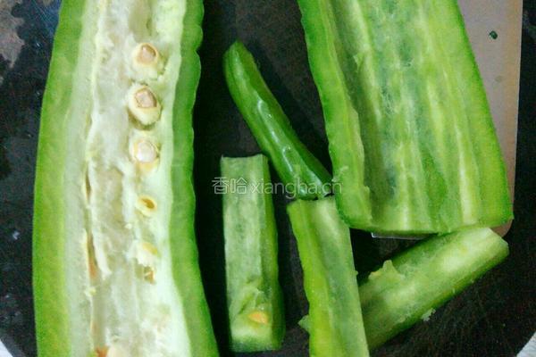 苦瓜黄豆排骨汤的做法图解3