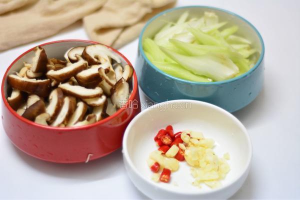 芹菜炒香菇的做法图解1
