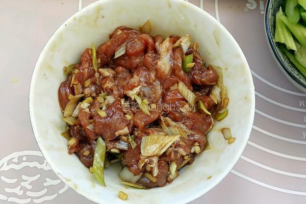 羊肉炒芹菜的做法图解2