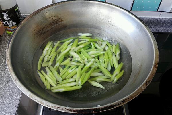 羊肉炒芹菜的做法图解3