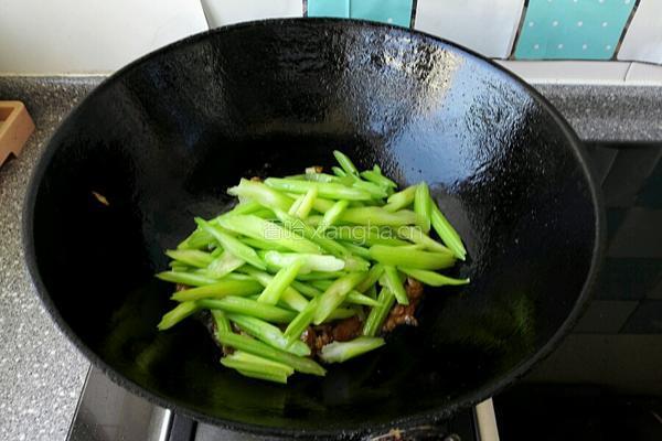 羊肉炒芹菜的做法图解6