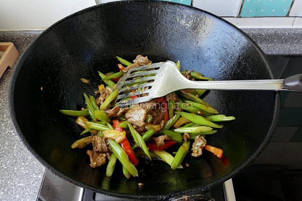 羊肉炒芹菜的做法图解8