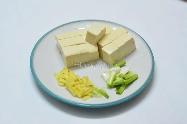 虾仁豆腐汤的做法图解1