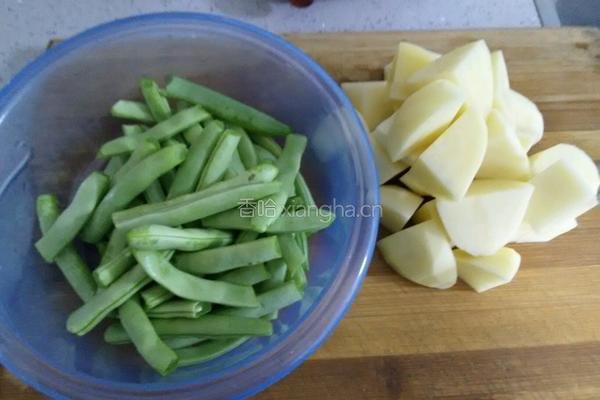 四季豆烧土豆的做法图解2