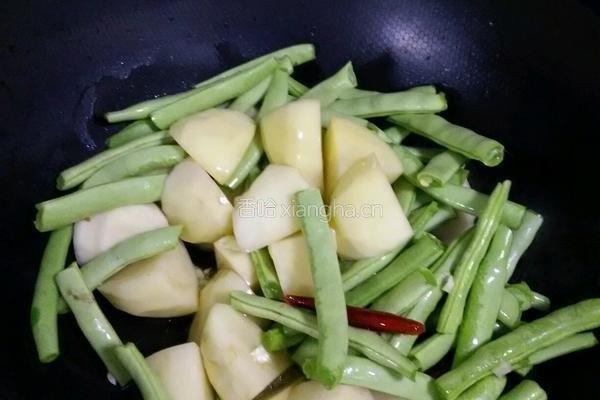 四季豆烧土豆的做法图解4