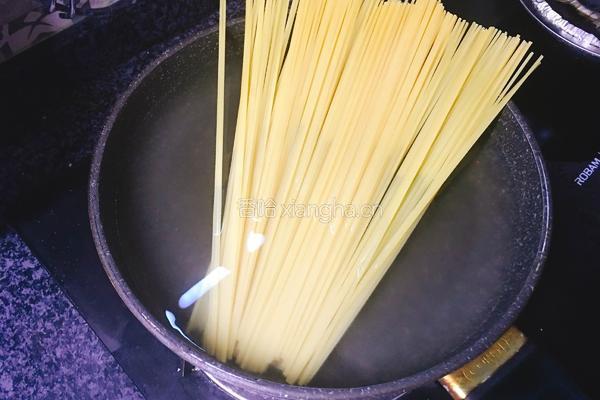 奶油培根蘑菇意面的做法图解1
