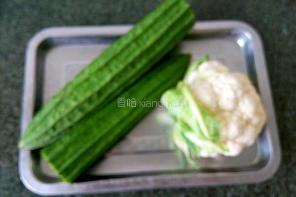 丝瓜烧菜花的做法图解1