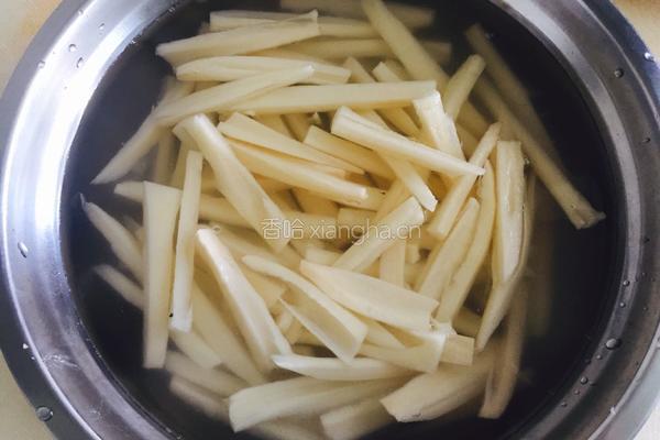 干煸藕条的做法图解2