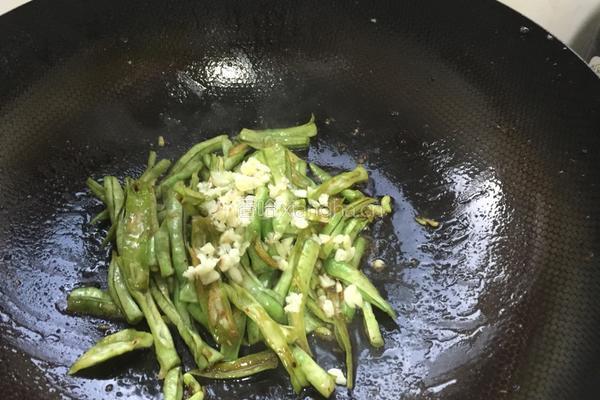 蒜泥豆角的做法图解1