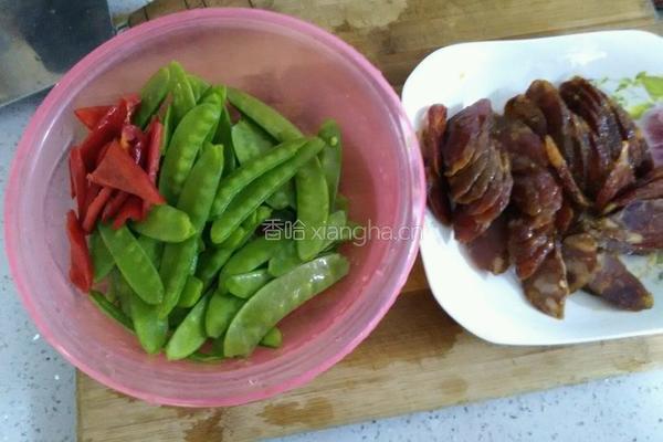 豌豆夹炒香肠的做法图解2