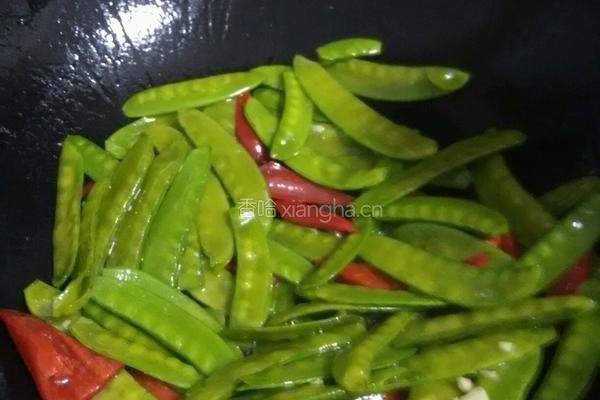 豌豆夹炒香肠的做法图解5