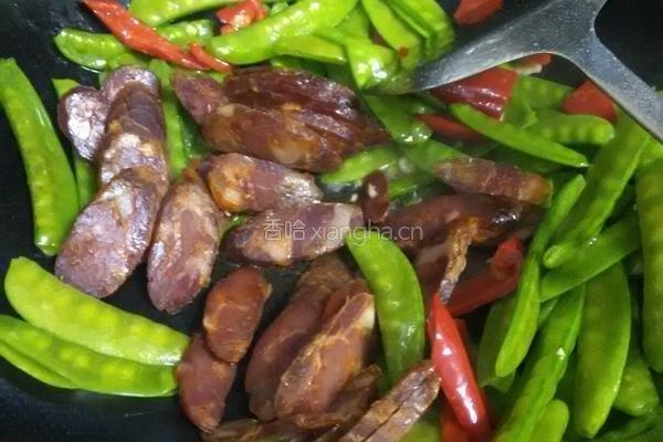 豌豆夹炒香肠的做法图解6