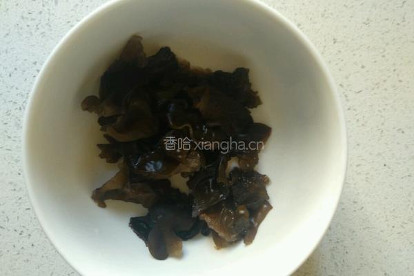 腐竹黄瓜清拌花生米的做法图解3
