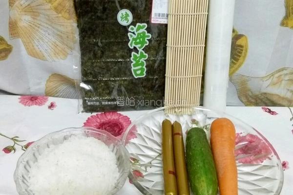 青瓜红萝卜火腿肠寿司的做法图解1