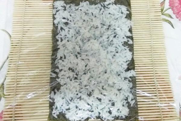 青瓜红萝卜火腿肠寿司的做法图解5