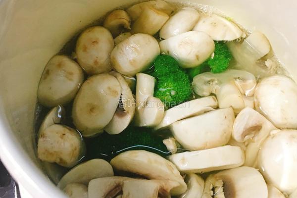 奶油培根蘑菇意面的做法图解5